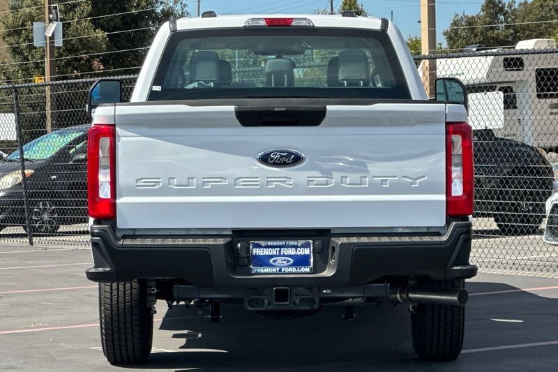 Ford F-250SD Vehicle Full-screen Gallery Image 04