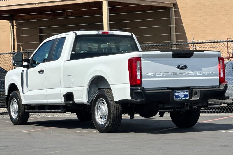 Ford F-250SD Vehicle Full-screen Gallery Image 05