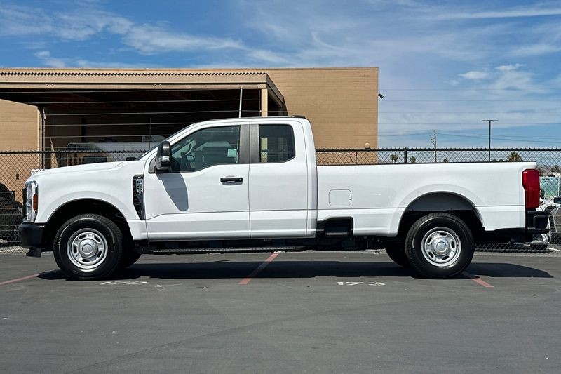 Ford F-250SD Vehicle Full-screen Gallery Image 06