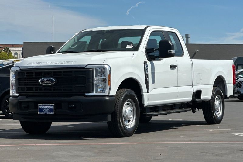 Ford F-250SD Vehicle Full-screen Gallery Image 07