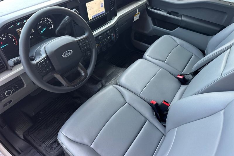 Ford F-250SD Vehicle Full-screen Gallery Image 09
