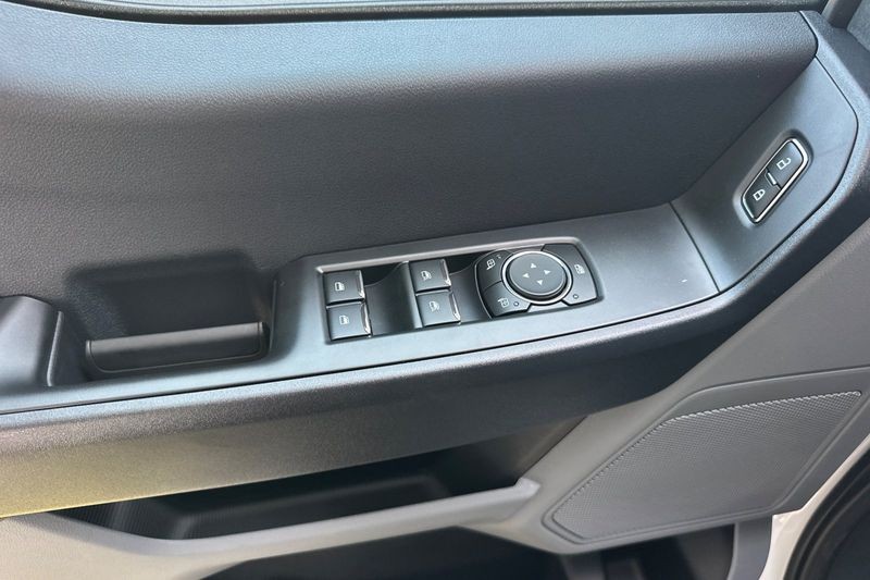 Ford F-250SD Vehicle Full-screen Gallery Image 10