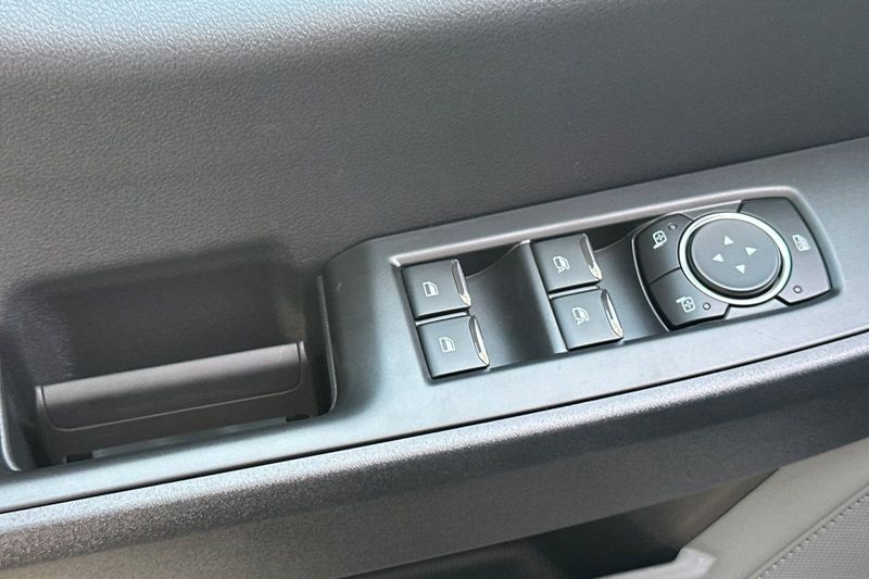 Ford F-250SD Vehicle Full-screen Gallery Image 11