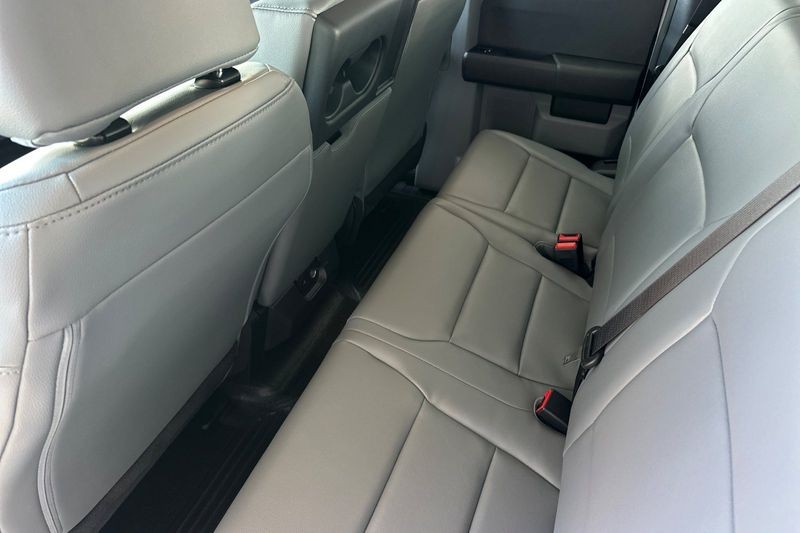 Ford F-250SD Vehicle Full-screen Gallery Image 12