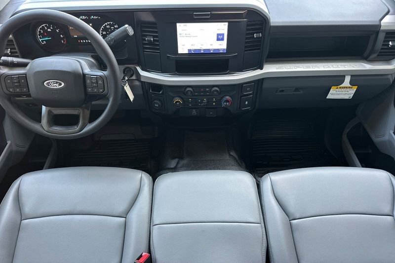 Ford F-250SD Vehicle Full-screen Gallery Image 14