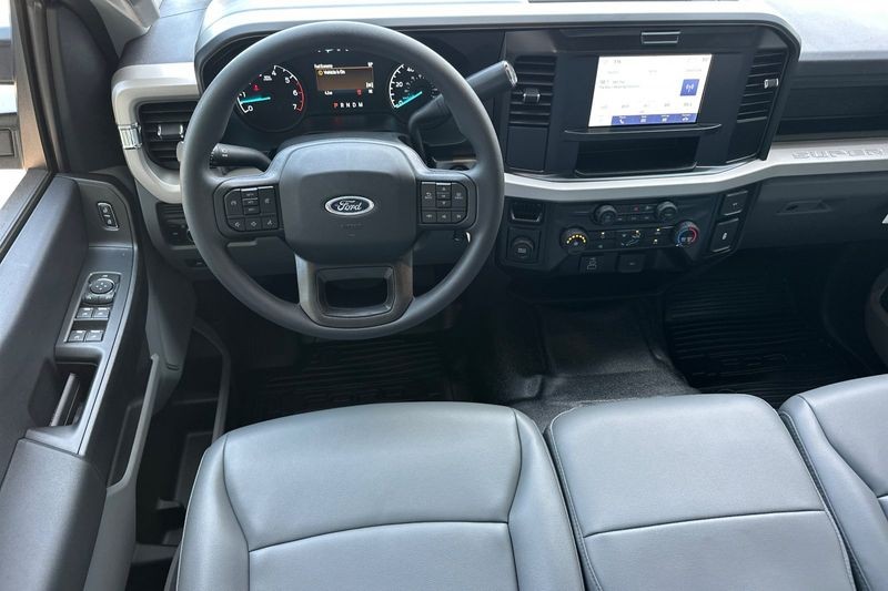 Ford F-250SD Vehicle Full-screen Gallery Image 15