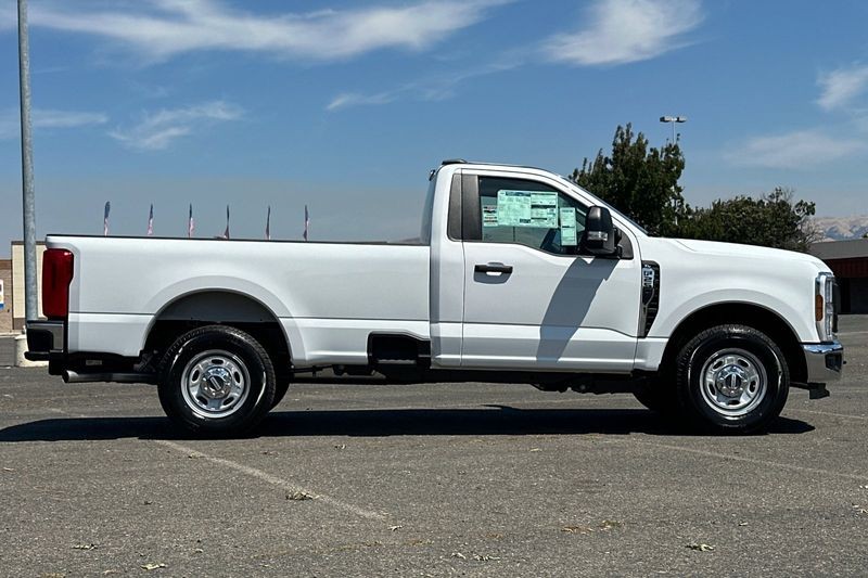 Ford F-250SD Vehicle Full-screen Gallery Image 02