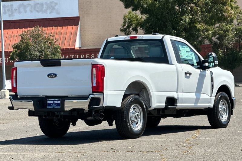 Ford F-250SD Vehicle Full-screen Gallery Image 03