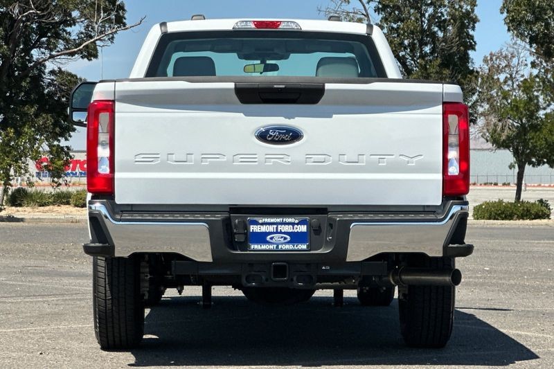 Ford F-250SD Vehicle Full-screen Gallery Image 04