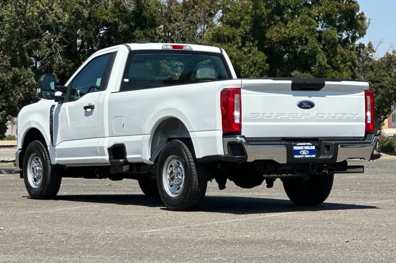 Ford F-250SD Vehicle Full-screen Gallery Image 05