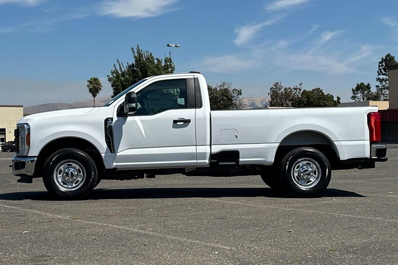 Ford F-250SD Vehicle Full-screen Gallery Image 06