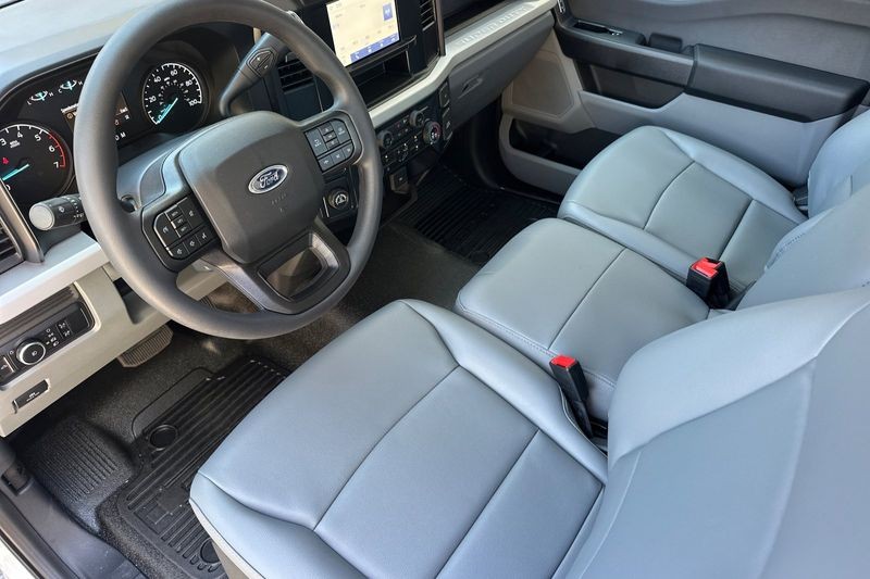 Ford F-250SD Vehicle Full-screen Gallery Image 09