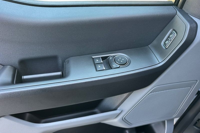 Ford F-250SD Vehicle Full-screen Gallery Image 10