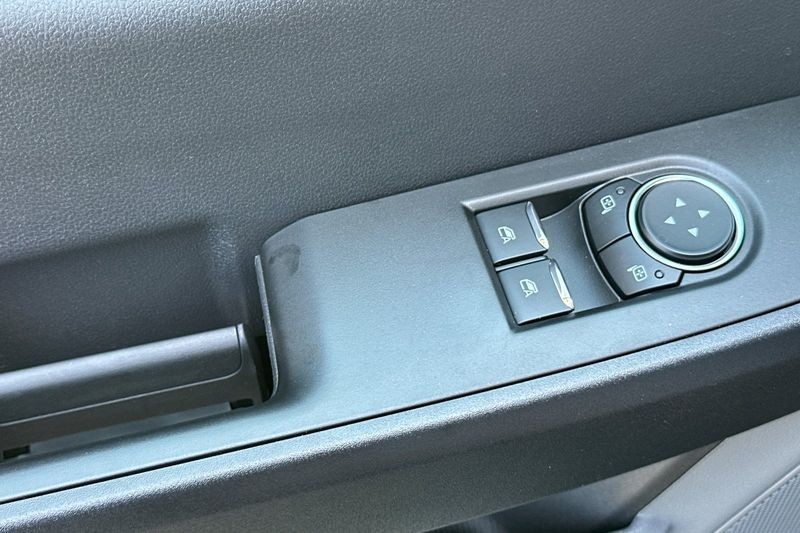 Ford F-250SD Vehicle Full-screen Gallery Image 11
