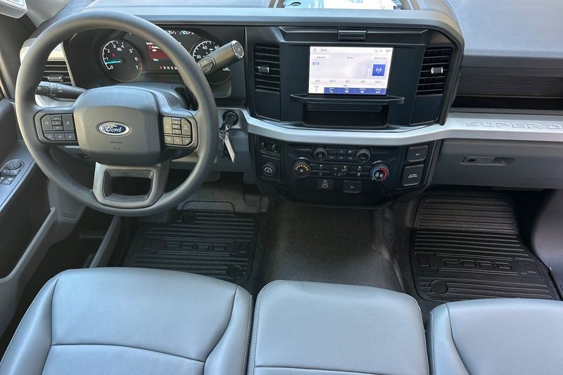 Ford F-250SD Vehicle Full-screen Gallery Image 12
