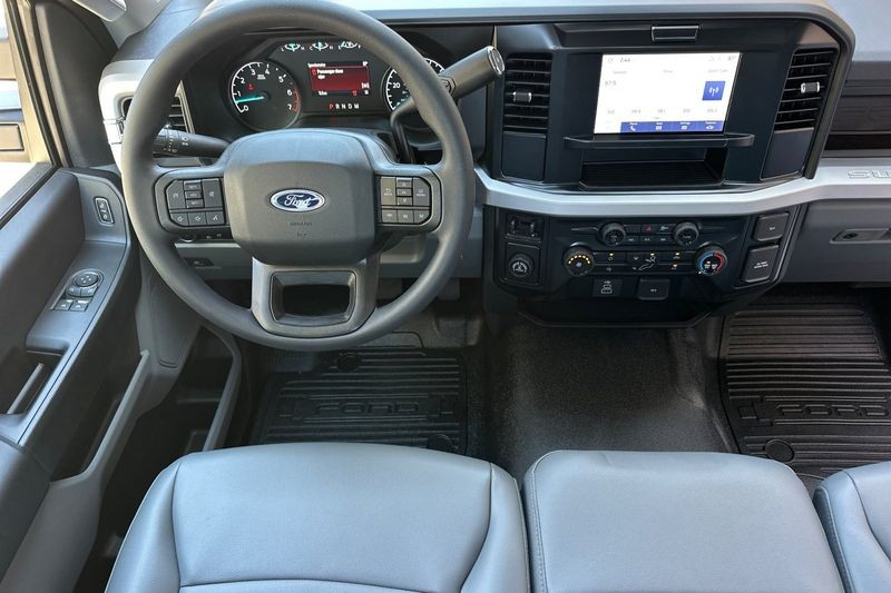 Ford F-250SD Vehicle Full-screen Gallery Image 13