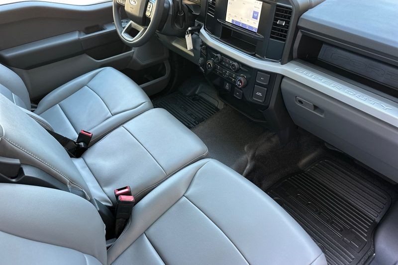 Ford F-250SD Vehicle Full-screen Gallery Image 14