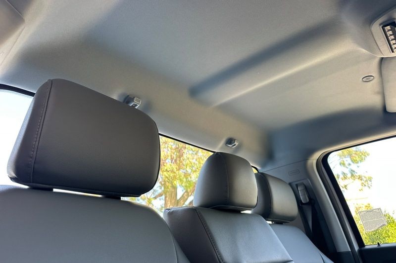 Ford F-250SD Vehicle Full-screen Gallery Image 15