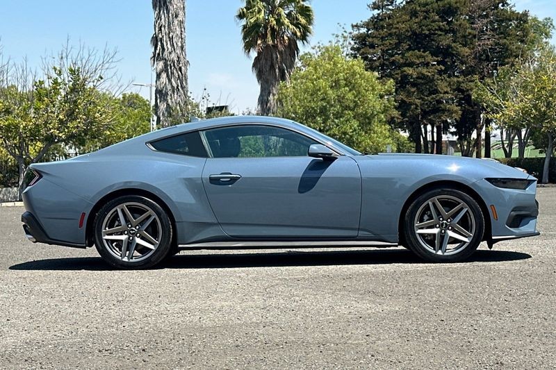 Ford Mustang Vehicle Full-screen Gallery Image 02