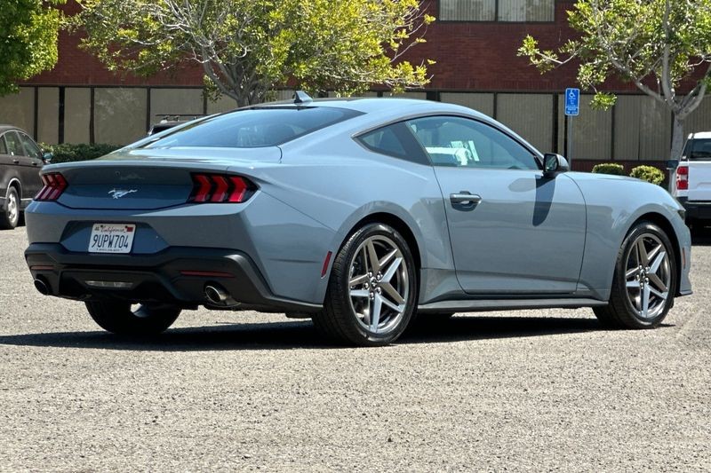 Ford Mustang Vehicle Full-screen Gallery Image 03