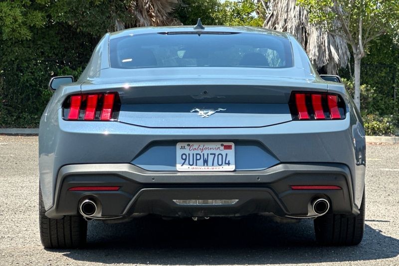 Ford Mustang Vehicle Full-screen Gallery Image 04