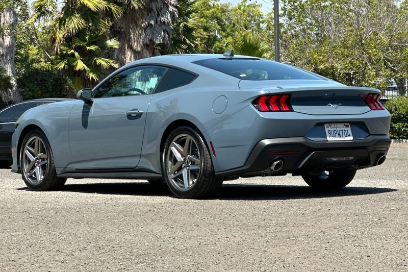 Ford Mustang Vehicle Full-screen Gallery Image 05