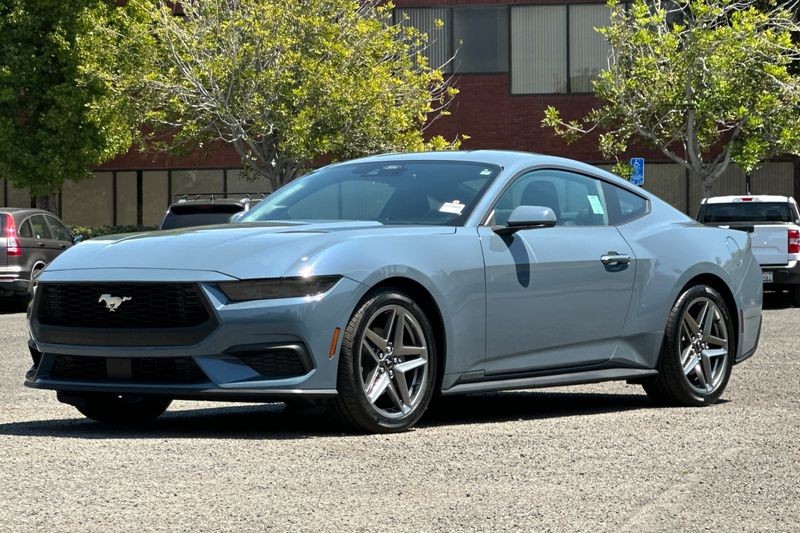 Ford Mustang Vehicle Full-screen Gallery Image 08