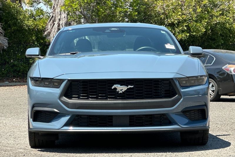 Ford Mustang Vehicle Full-screen Gallery Image 09