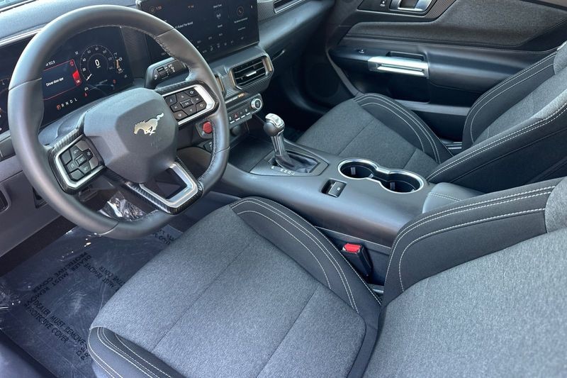 Ford Mustang Vehicle Full-screen Gallery Image 10