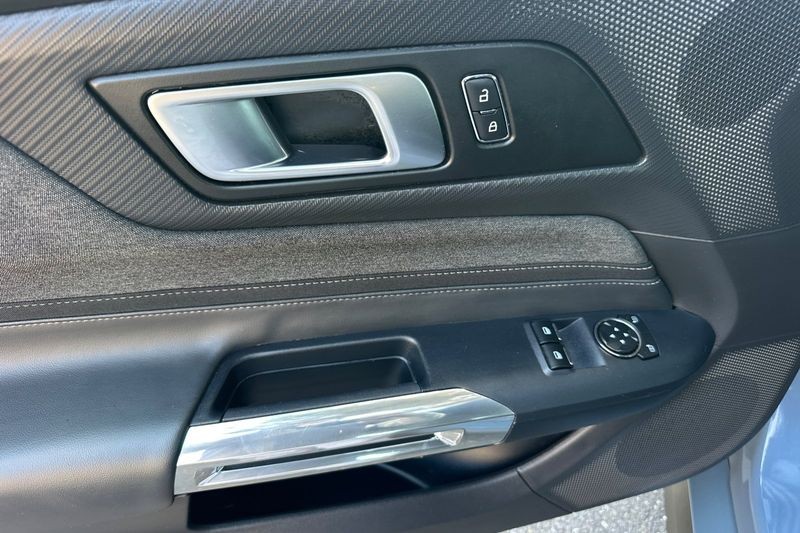 Ford Mustang Vehicle Full-screen Gallery Image 11