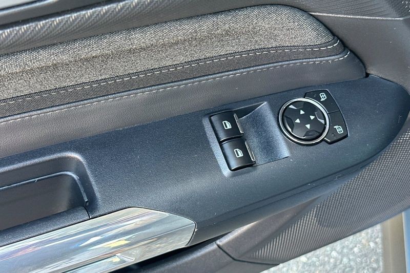 Ford Mustang Vehicle Full-screen Gallery Image 12