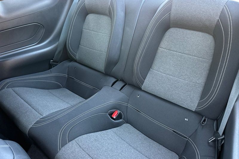 Ford Mustang Vehicle Full-screen Gallery Image 14