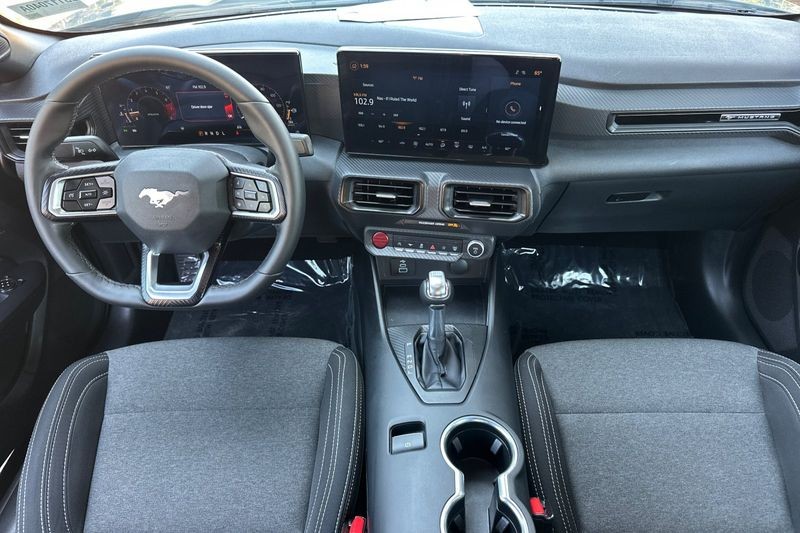Ford Mustang Vehicle Full-screen Gallery Image 15