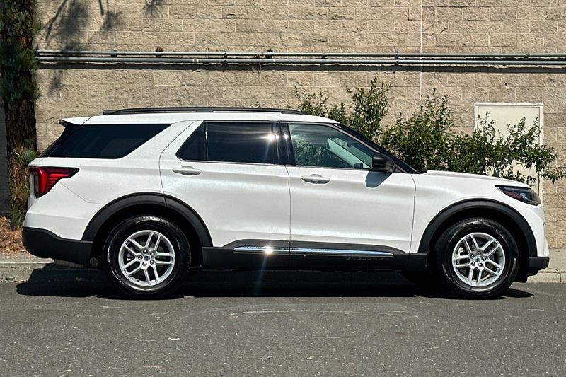 Ford Explorer Vehicle Full-screen Gallery Image 02