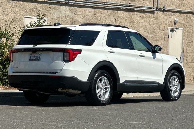 Ford Explorer Vehicle Full-screen Gallery Image 03