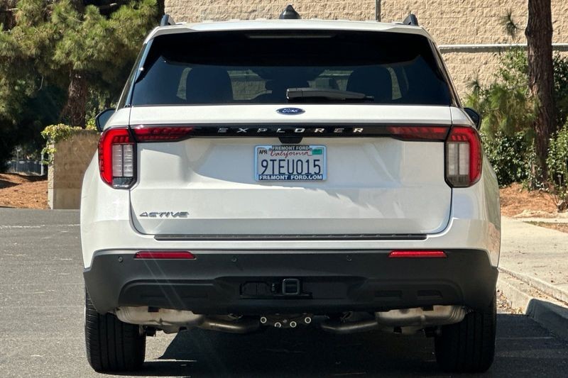 Ford Explorer Vehicle Full-screen Gallery Image 04