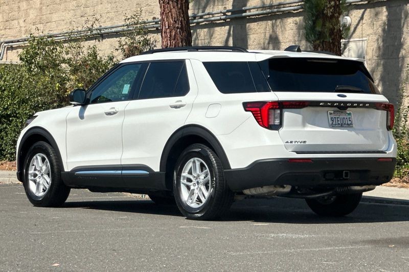 Ford Explorer Vehicle Full-screen Gallery Image 05