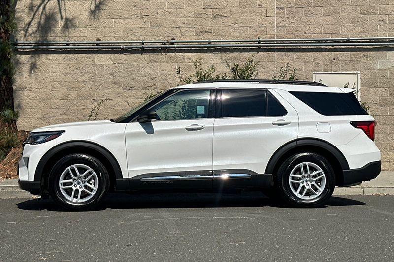Ford Explorer Vehicle Full-screen Gallery Image 07