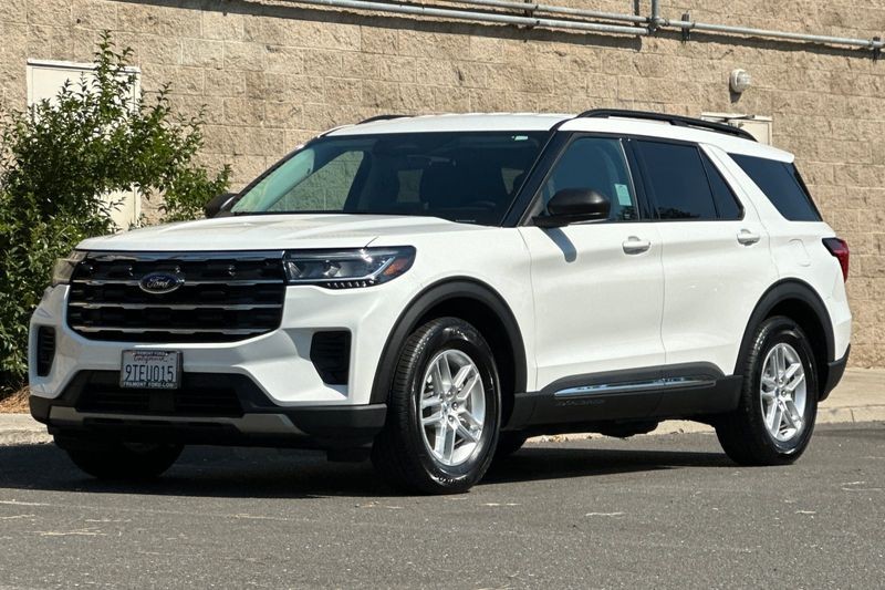 Ford Explorer Vehicle Full-screen Gallery Image 08