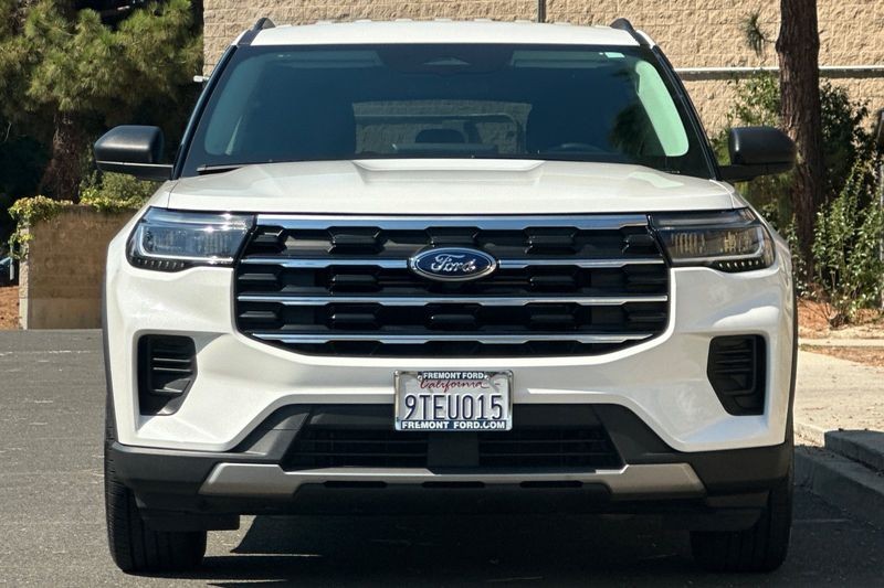 Ford Explorer Vehicle Full-screen Gallery Image 09
