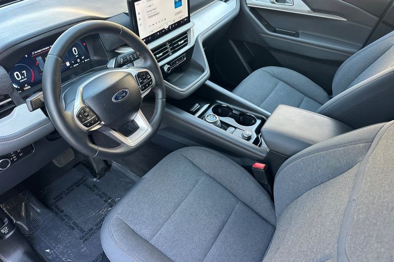 Ford Explorer Vehicle Full-screen Gallery Image 10