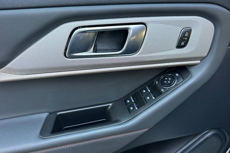 Ford Explorer Vehicle Full-screen Gallery Image 11