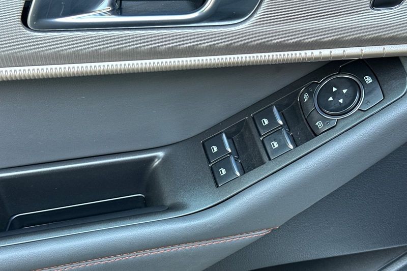 Ford Explorer Vehicle Full-screen Gallery Image 12