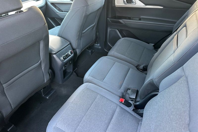 Ford Explorer Vehicle Full-screen Gallery Image 14