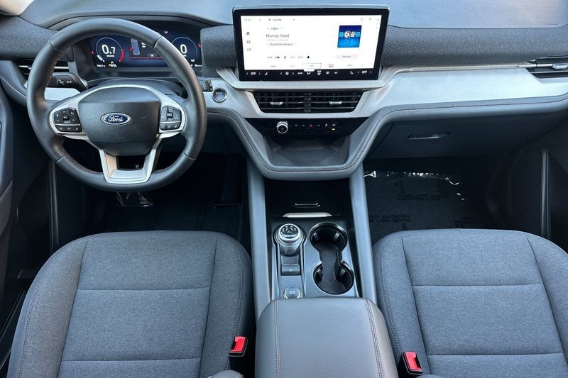 Ford Explorer Vehicle Full-screen Gallery Image 15