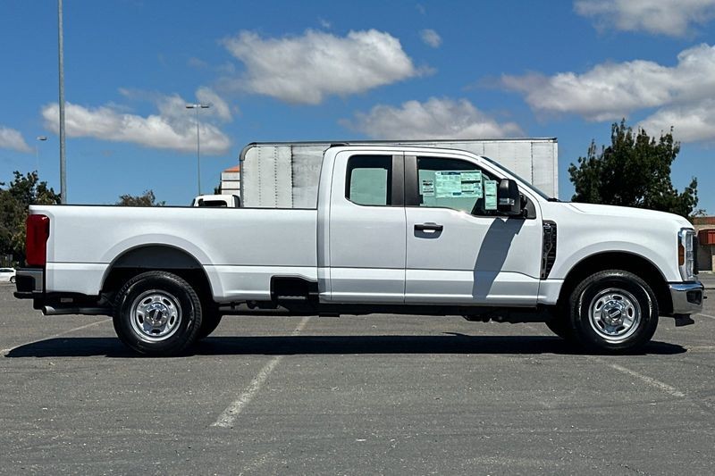 Ford F-250SD Vehicle Full-screen Gallery Image 02