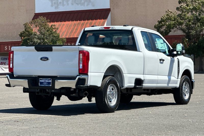Ford F-250SD Vehicle Full-screen Gallery Image 03
