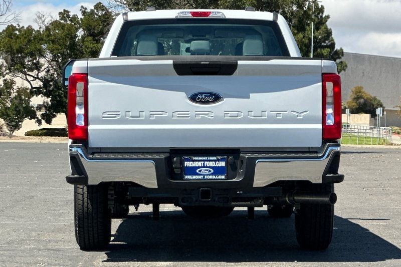 Ford F-250SD Vehicle Full-screen Gallery Image 04