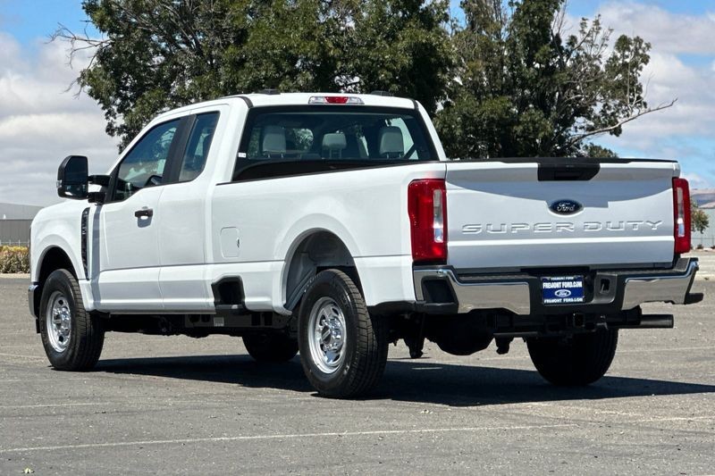 Ford F-250SD Vehicle Full-screen Gallery Image 05