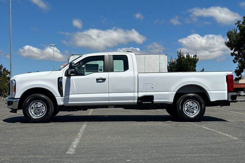 Ford F-250SD Vehicle Full-screen Gallery Image 06